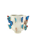Vaso branco com borboletas azuis e laranja decorativas