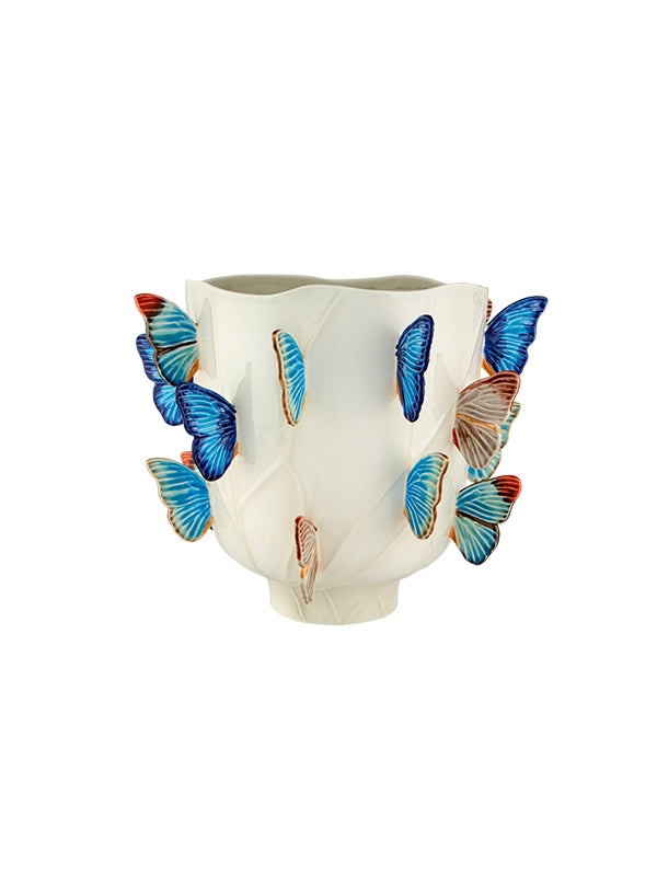 Vaso branco com borboletas azuis e laranja decorativas