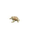 Figura decorativa de cerâmica em forma de rã com manchas castanhas
