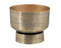 vaso metálico dourado envelhecido com textura martelada e base circular