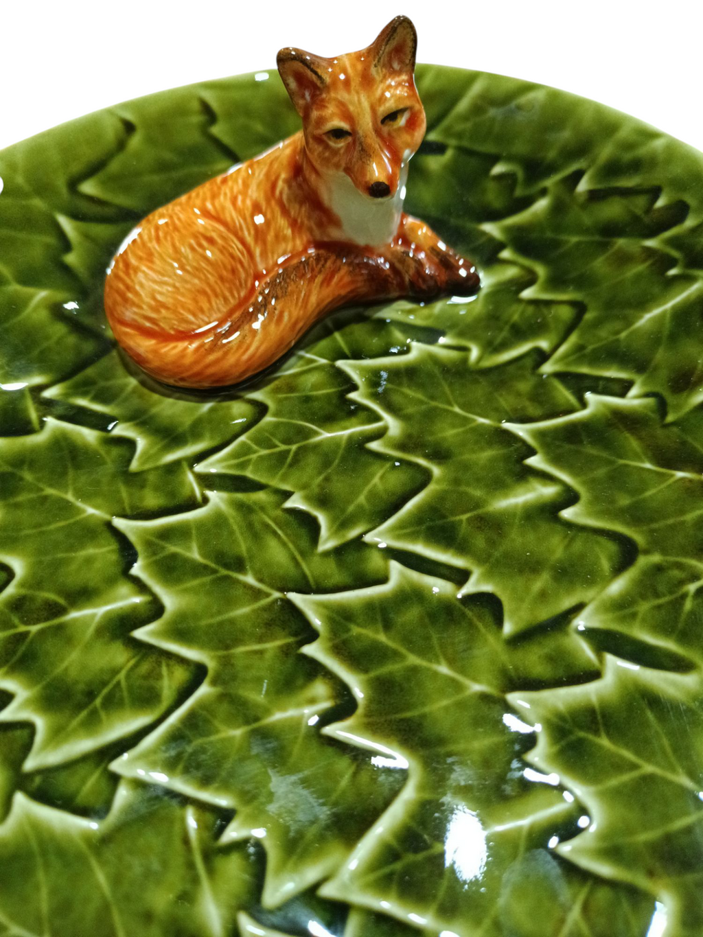 Prato decorativo em cerâmica com figura de raposa e folhas verdes em relevo