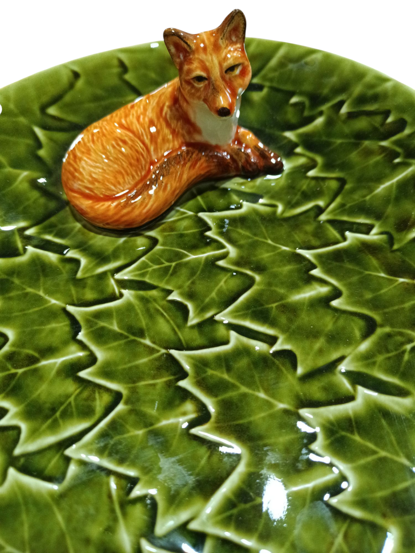Prato decorativo em cerâmica com figura de raposa e folhas verdes em relevo