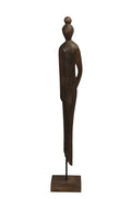 Escultura decorativa em madeira escura de figura humana estilizada
