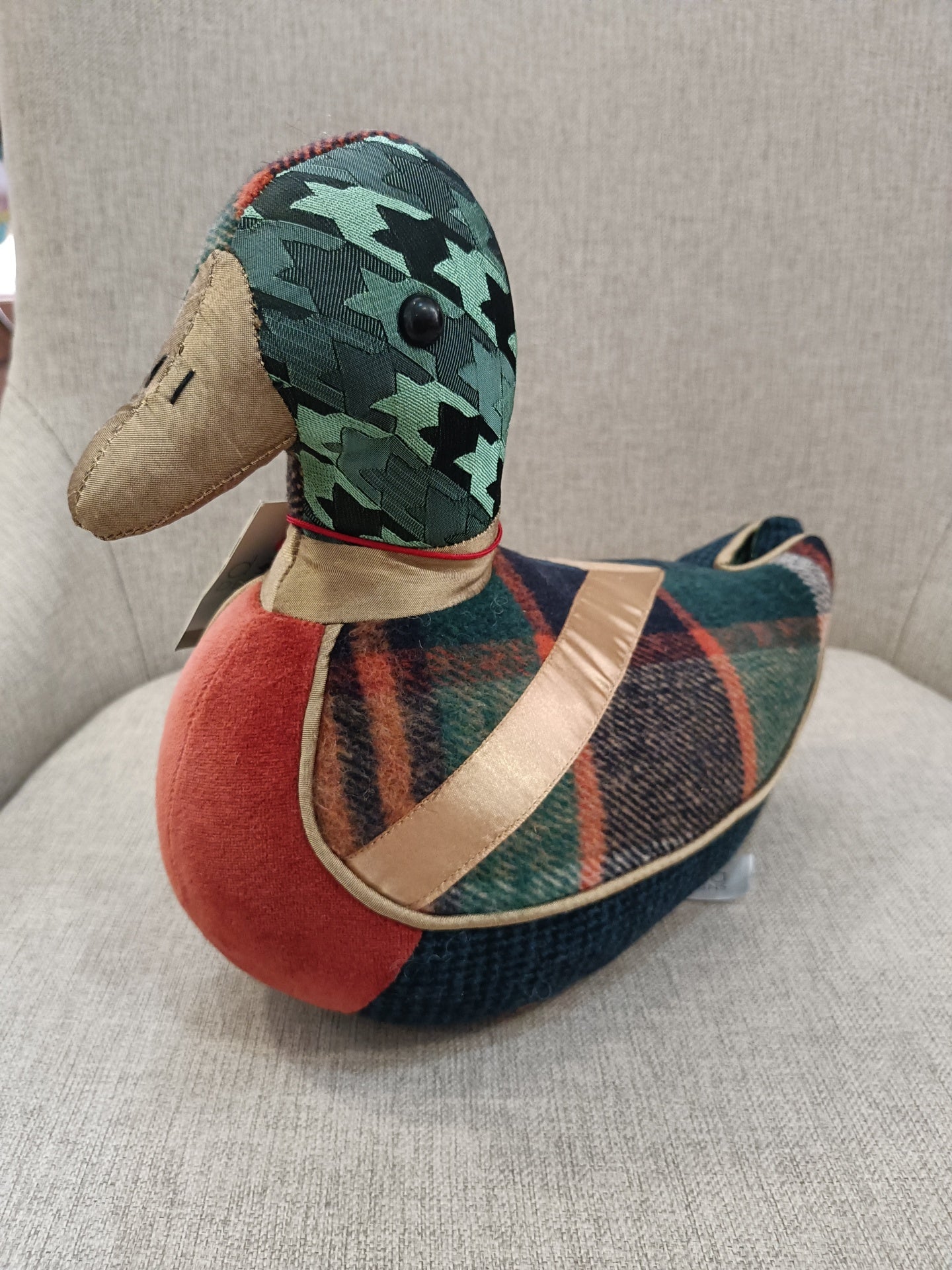 Pato decorativo de tecido colorido com padrão pied de poule e xadrez