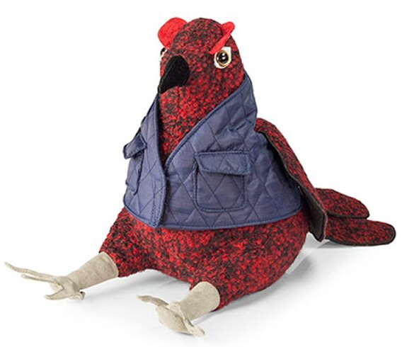 Pássaro de tecido vermelho com colete azul e pés bege