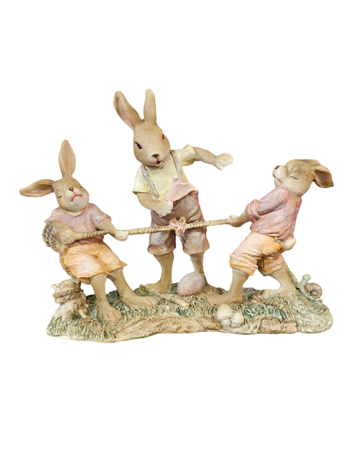 Figura decorativa de três coelhos a jogar cabo de guerra em tecido e resina