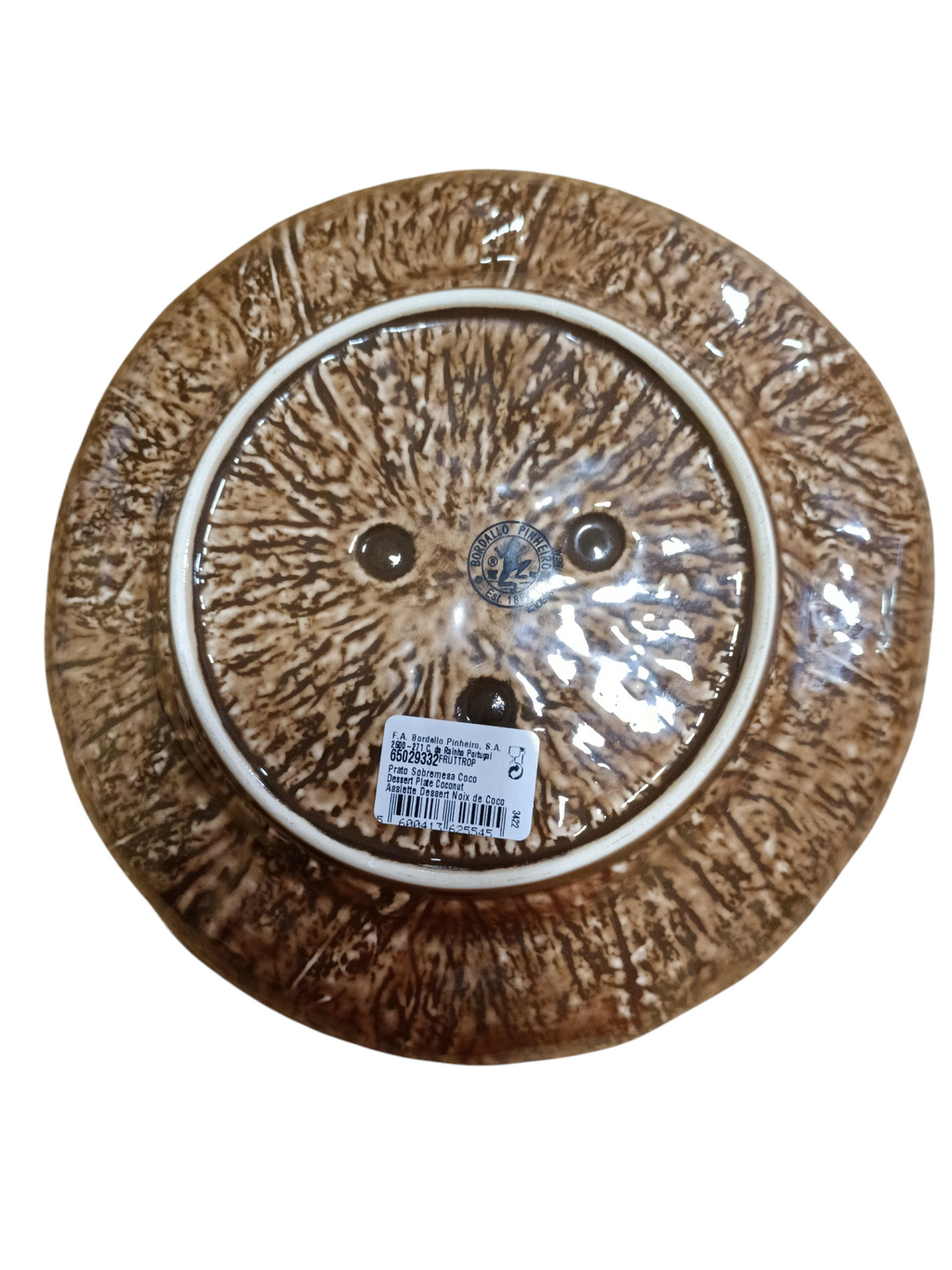 Prato de cerâmica castanho com textura e etiqueta na base