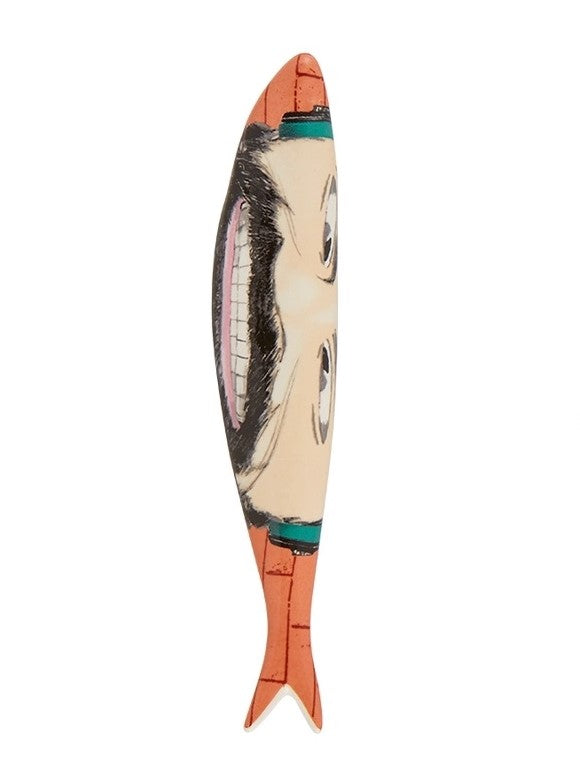 Objeto em forma de peixe com rosto humano desenhado