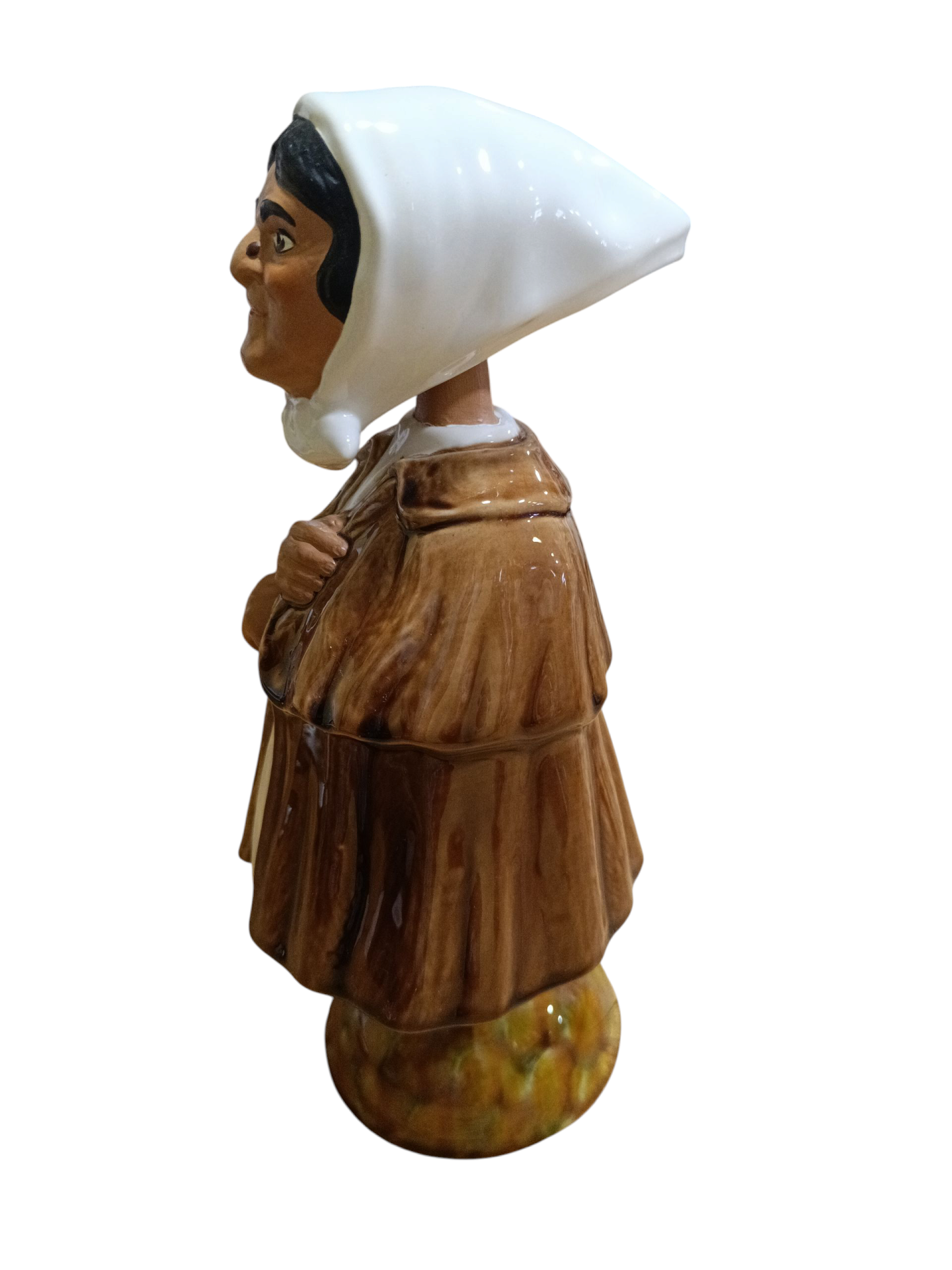 Estatueta em cerâmica de figura feminina com lenço branco e capa castanha