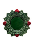 Prato decorativo cerâmico com folhas verdes e morangos vermelhos em relevo.