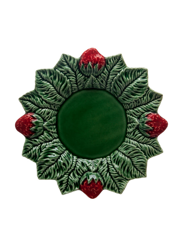 Prato decorativo cerâmico com folhas verdes e morangos vermelhos em relevo.