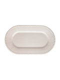 Prato oval branco com padrão de bolinhas na borda