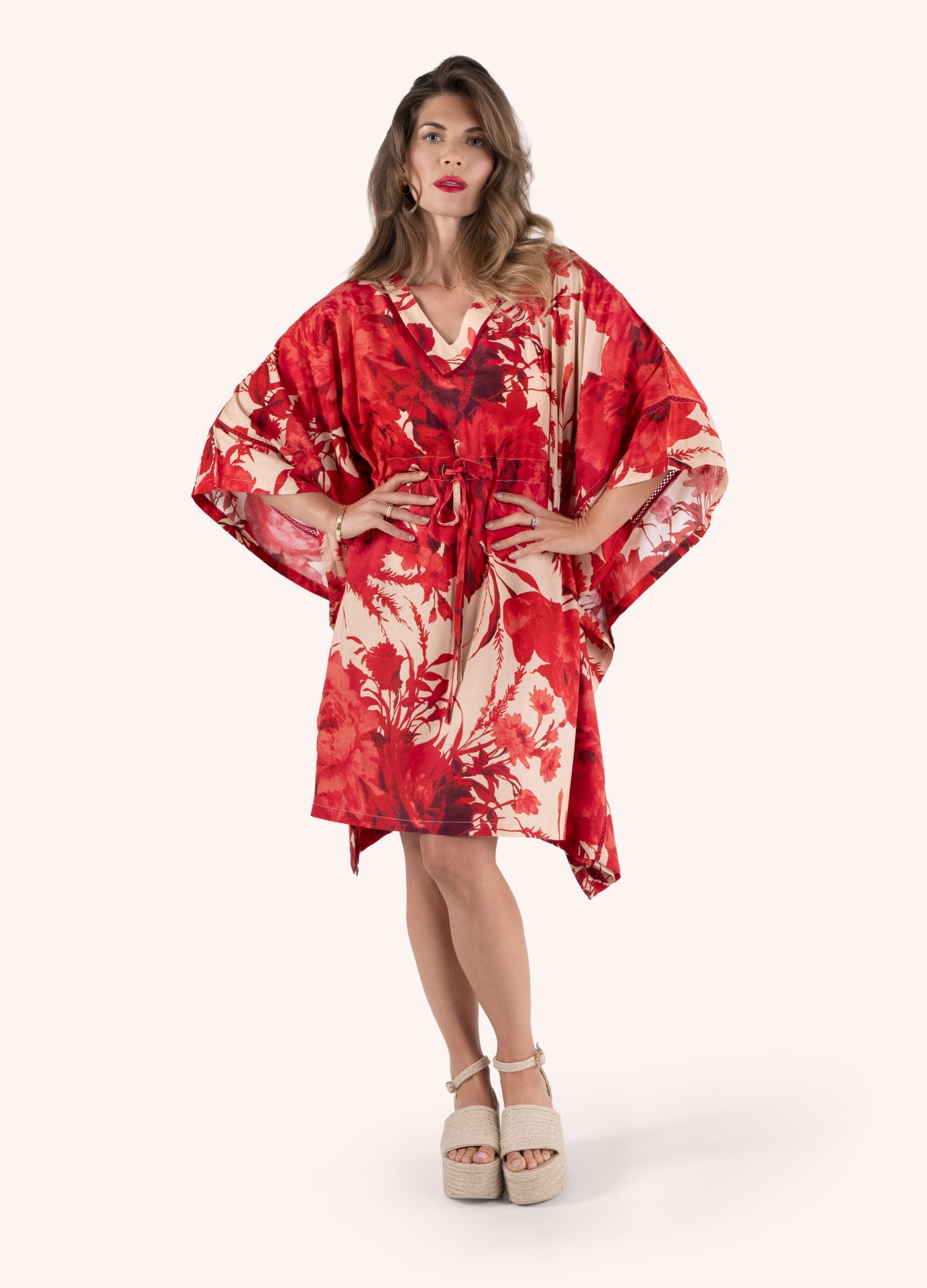 Vestido curto florido vermelho e branco com cordão na cintura