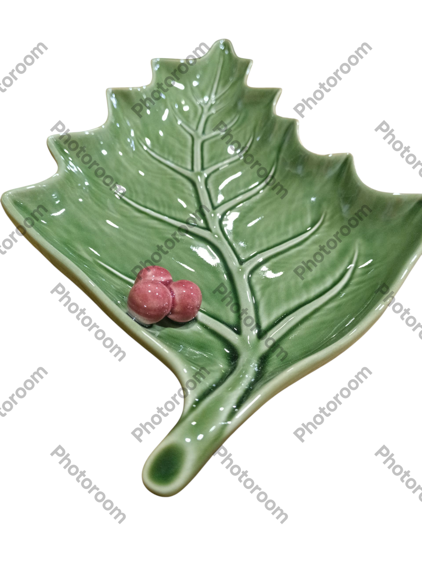 Prato cerâmico verde em forma de folha com decoração de bagas rosadas