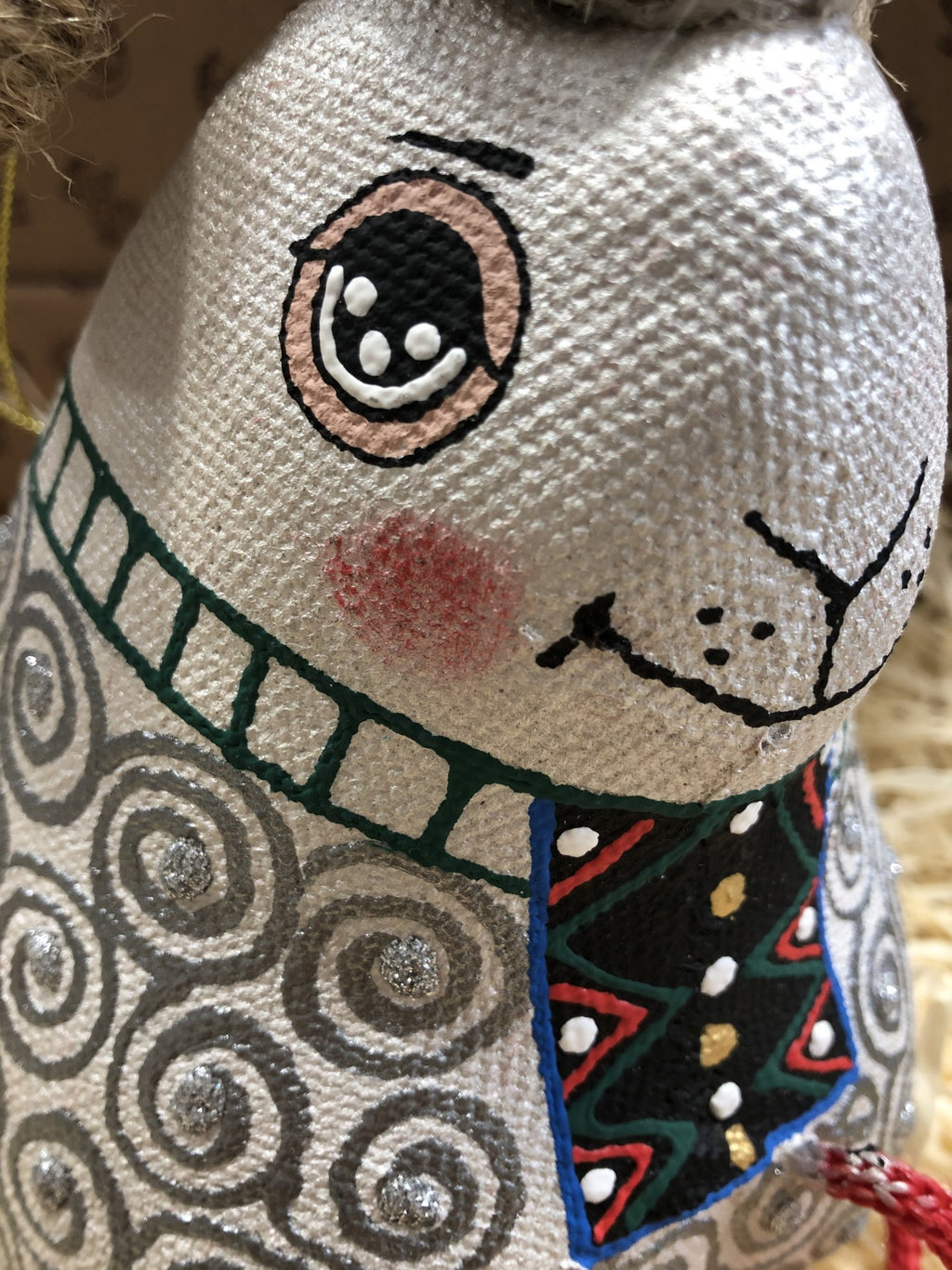 Urso decorativo de tecido com padrão e colar colorido