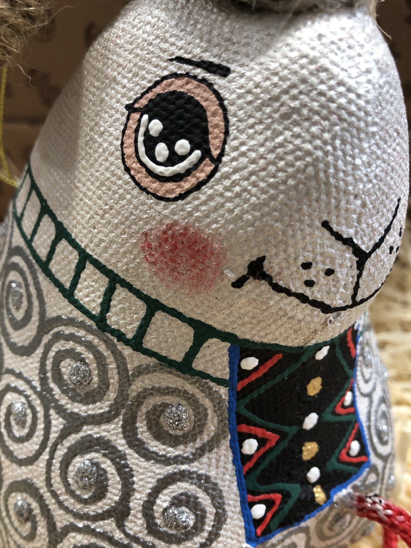 Urso decorativo de tecido com padrão e colar colorido