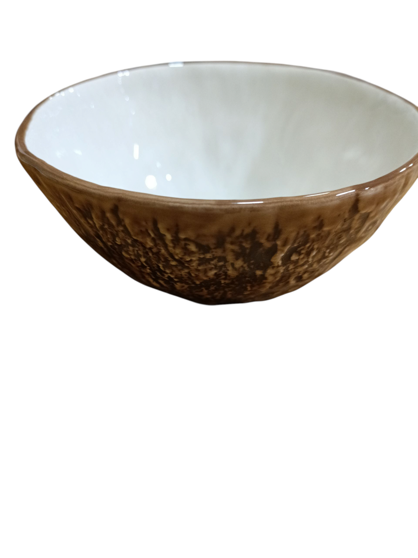Taça de cerâmica branca e castanha com textura exterior