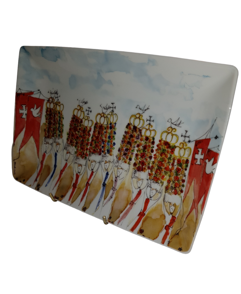 Prato retangular de porcelana com ilustração colorida de figuras femininas e bandeiras vermelhas com cruz branca.