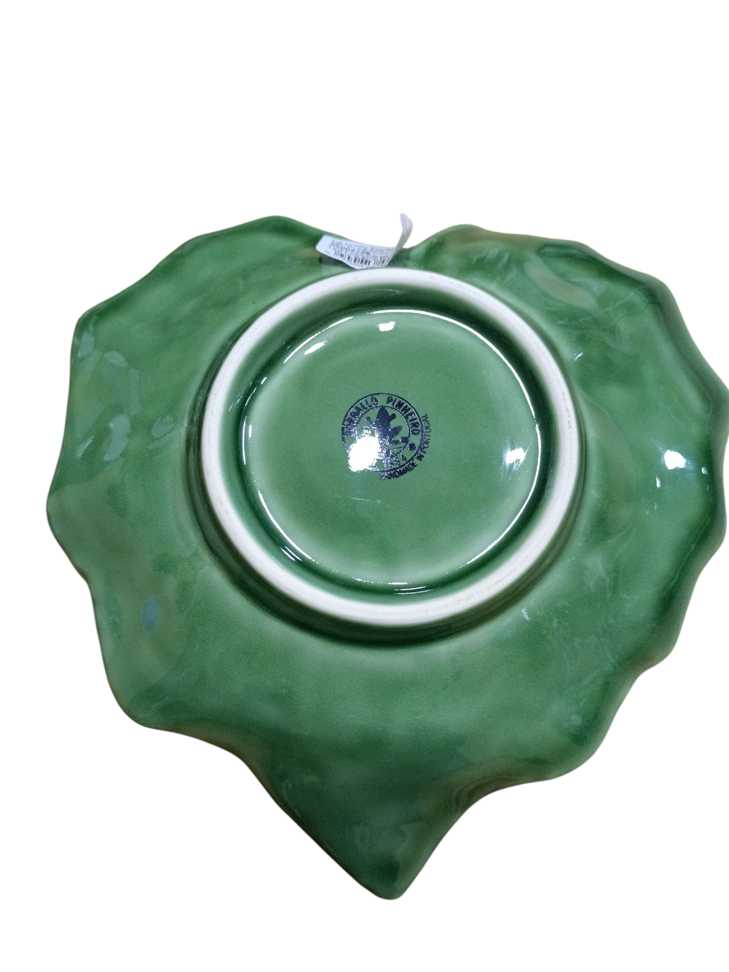 Prato verde ondulado em cerâmica com carimbo azul no centro