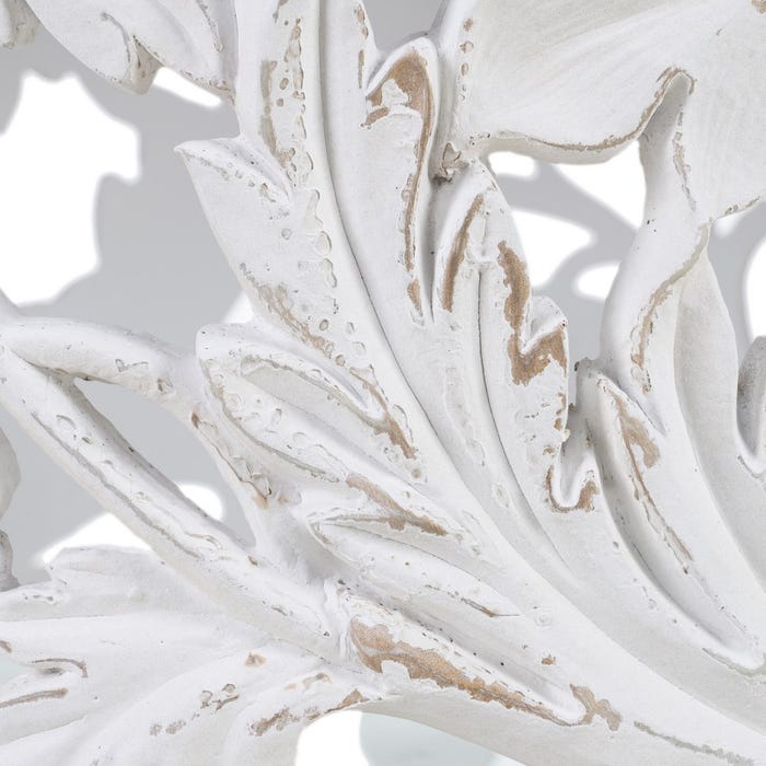 Detalhe decorativo branco envelhecido com padrão de folhas entalhadas