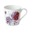 Caneca branca com padrão floral e borboleta vermelha