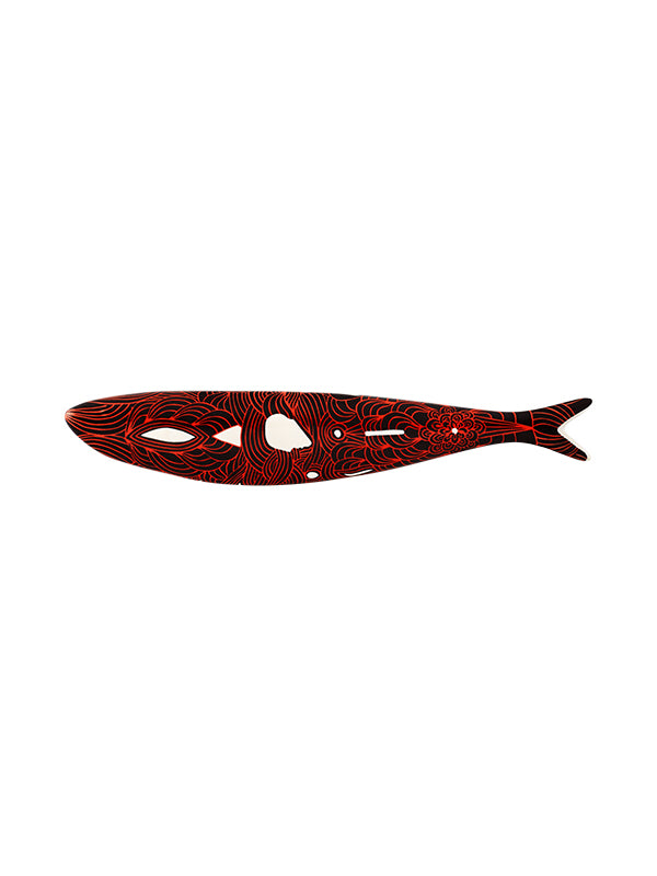 Prancha decorativa de madeira em forma de peixe vermelha e preta com padrão tribal