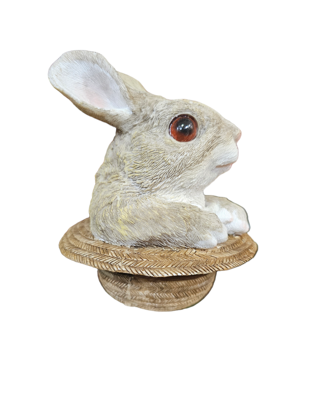 Estatueta de coelho cinzento com olhos castanhos em base redonda trançada de rattan