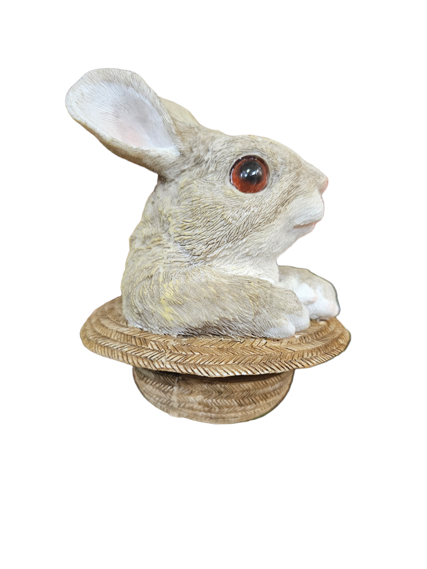 Estatueta de coelho cinzento com olhos castanhos em base redonda trançada de rattan