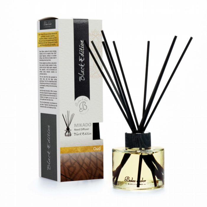 Difusor Mikado Black Edition com caixa e varetas pretas, vidro transparente e líquido amarelo
