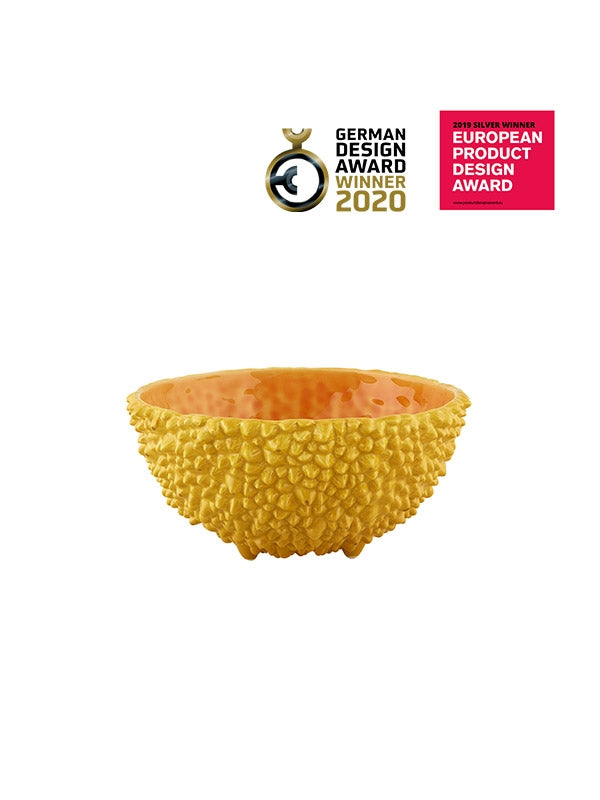 Taça texturizada amarelo-alaranjada com selos de prémios de design