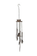 Móbile decorativo com utensílios de cozinha em metal suspensos por correntes.