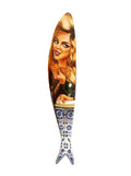 Espátula decorada com padrão azulejos e ilustração de mulher loira