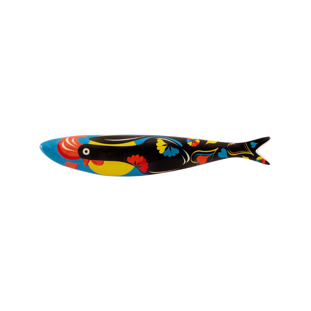Escultura de peixe de madeira colorida com padrões florais