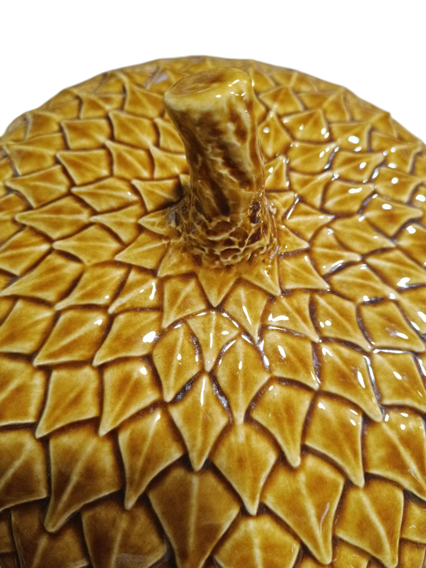 Pote de cerâmica castanho com padrão texturizado de folhas e puxador em forma de tronco