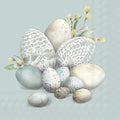 Ovos decorativos em tons pastel com rendas e flores amarelas