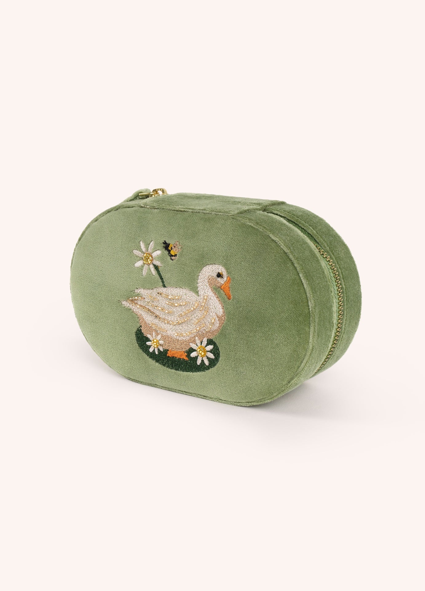 Bolsa oval verde com bordado de cisne, flores e abelha
