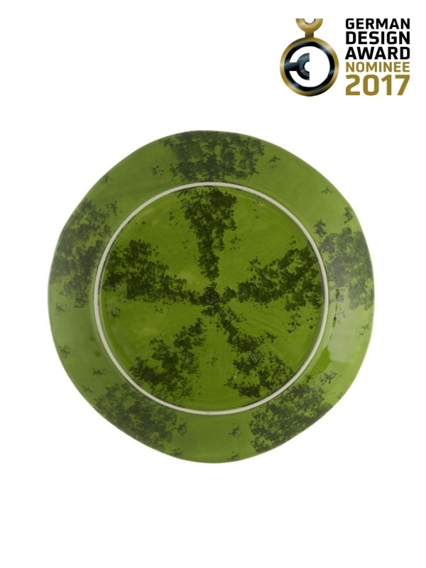 Prato cerâmico verde com manchas negras e logotipo German Design Award 2017
