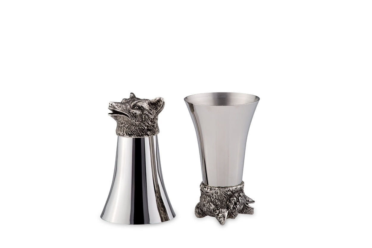 Dois copos metálicos prateados com designs distintos e decoração temática de animais
