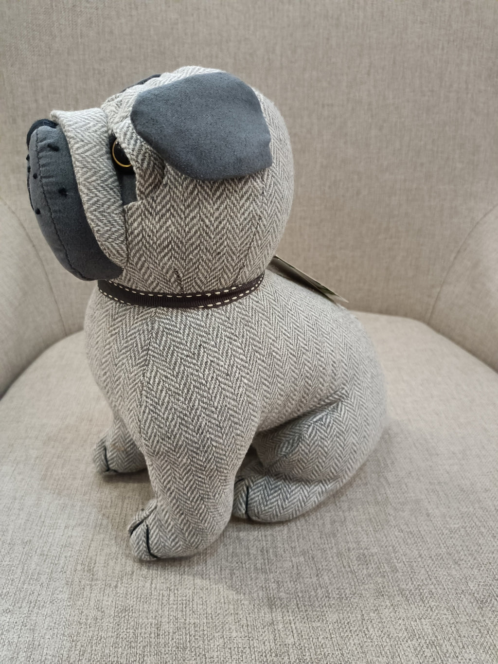 Estatueta decorativa de cão pug em tecido com padrão espinha de peixe cinzento