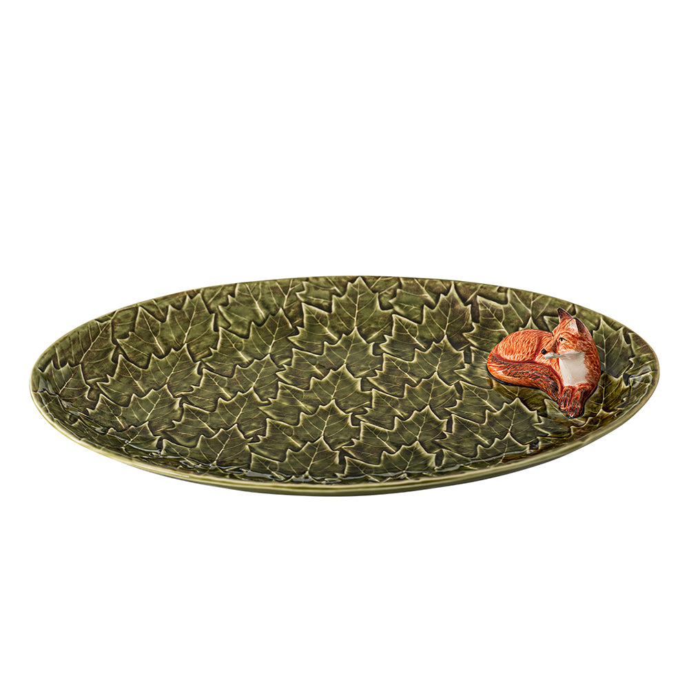 Prato oval de cerâmica verde com textura de folhas e escultura de raposa.