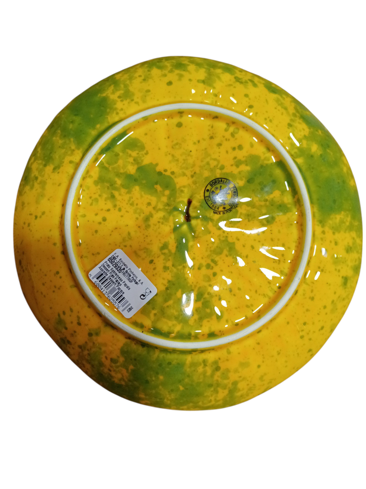 Prato de cerâmica amarelo e verde com etiquetas no avesso