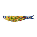 Peixe decorativo de madeira com pintura colorida e símbolos