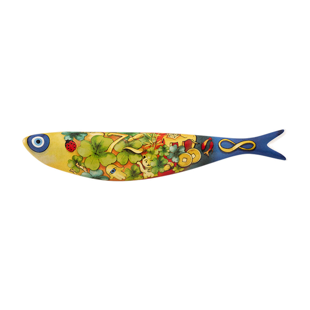 Peixe decorativo de madeira com pintura colorida e símbolos