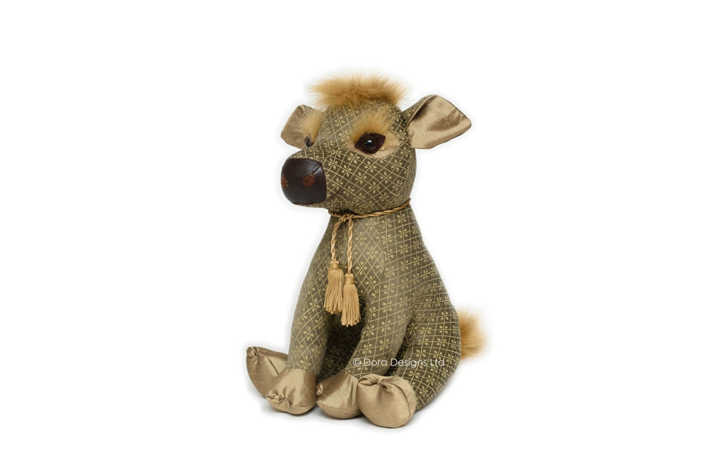 Boneco decorativo em forma de cão com tecido xadrez e detalhes bege