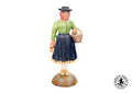 Figura decorativa de mulher com chapéu, saia e cesta