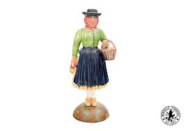 Figura decorativa de mulher com chapéu, saia e cesta