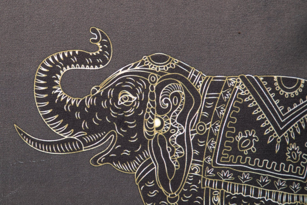 Ilustração decorativa de elefante com padrões dourados num fundo cinza
