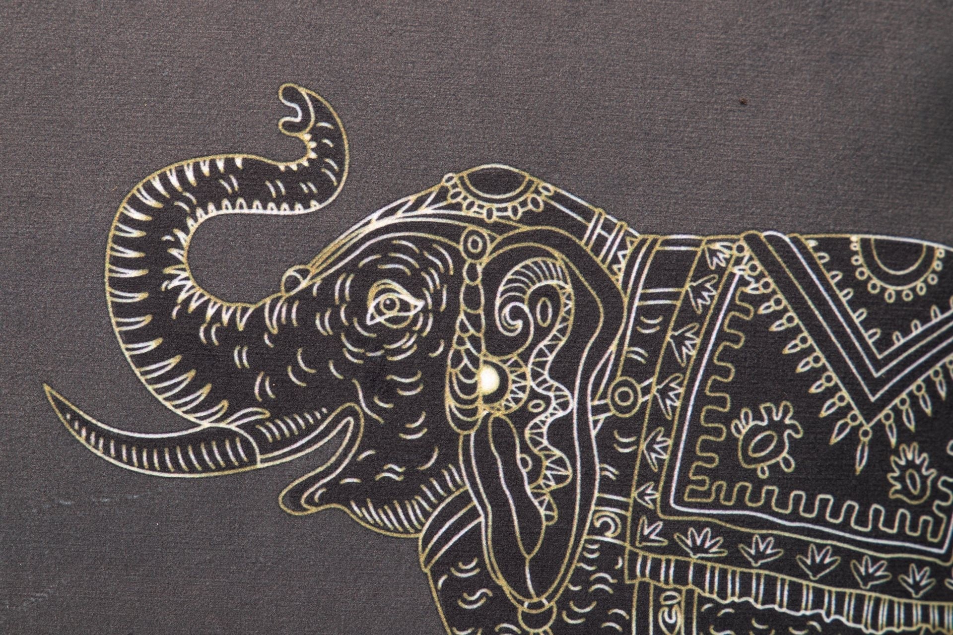 Ilustração decorativa de elefante com padrões dourados num fundo cinza
