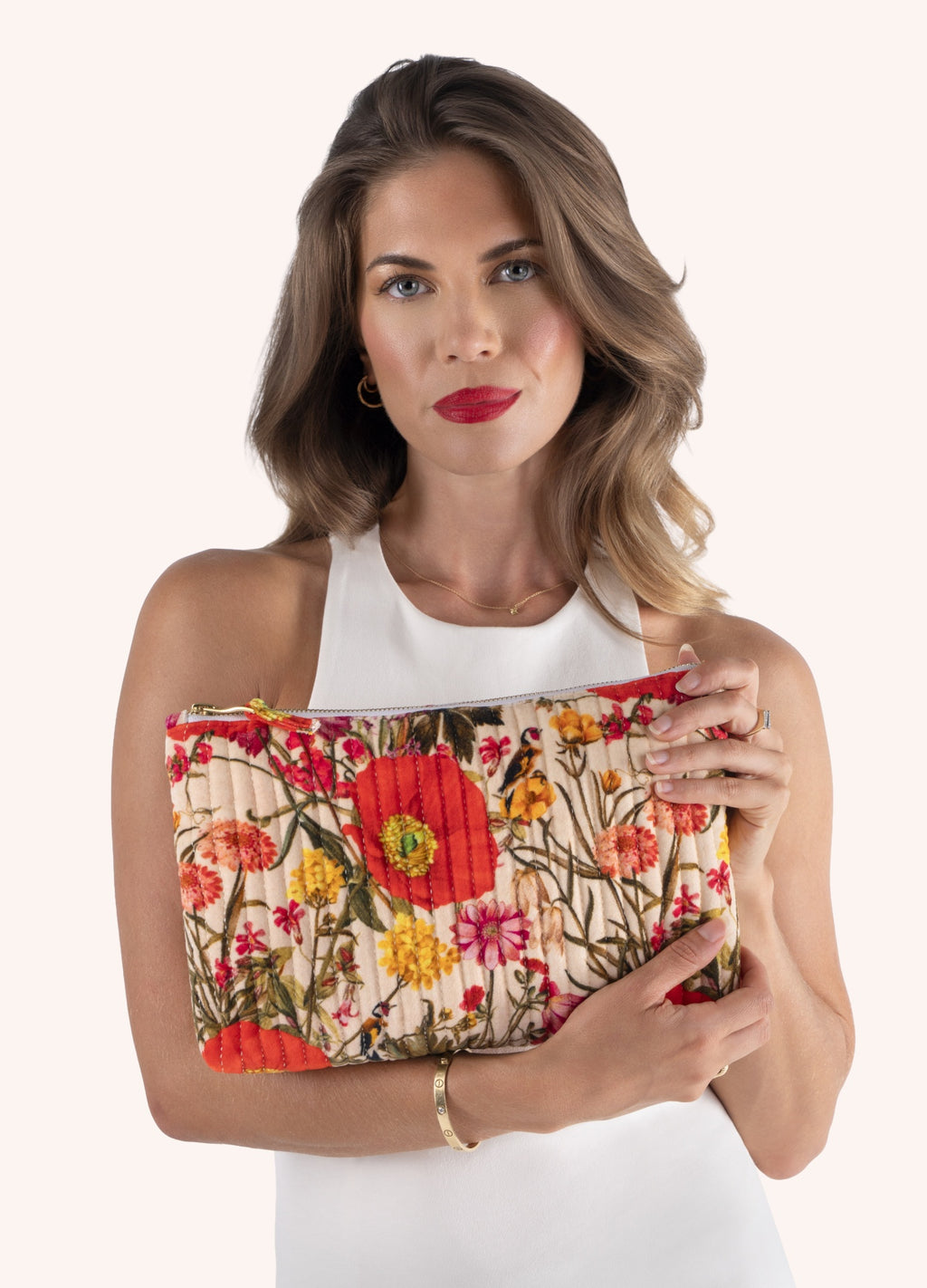 Carteira acolchoada floral colorida, mulher a segurá-la com vestido branco
