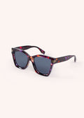 Óculos de sol com armação quadrada padrão marmoreado roxo vermelho laranja e lentes escuras